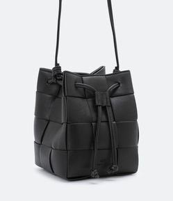 Bolsa Bucket com Alça Fina e Textura Tresse