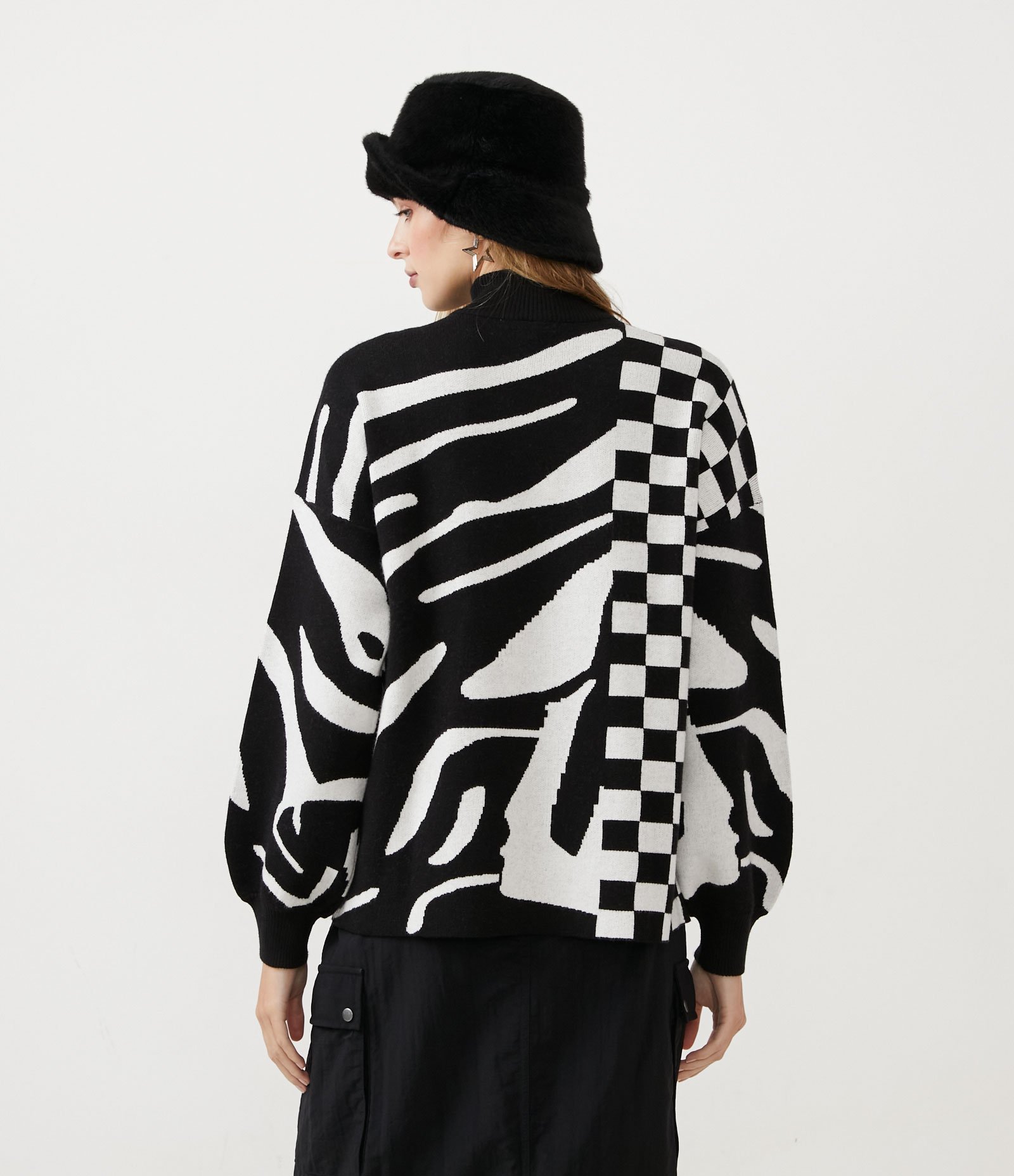 Blusão em Tricô com Manga Ampla e Estampa Animal Print Zebra Preto 3