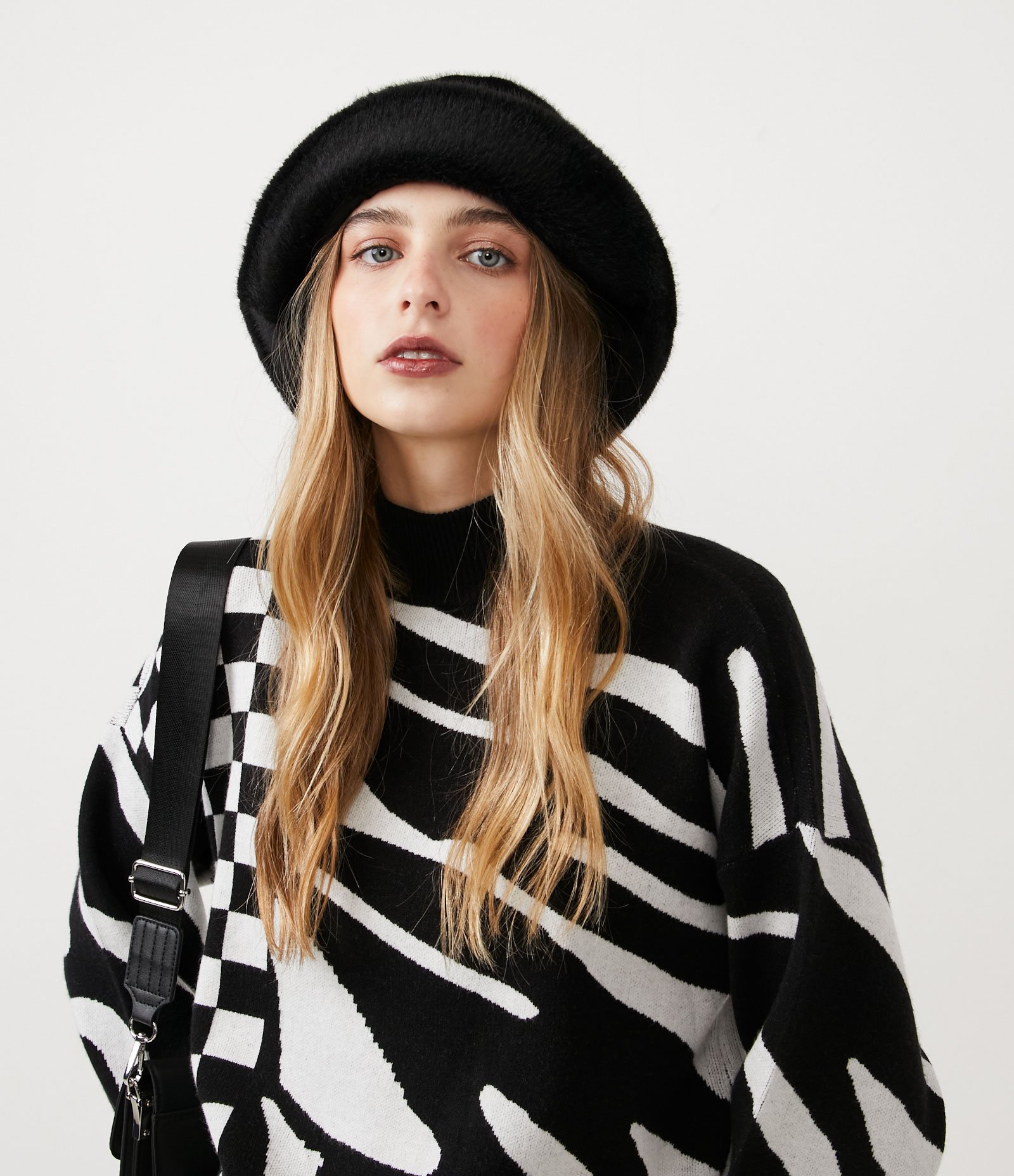 Blusão em Tricô com Manga Ampla e Estampa Animal Print Zebra Preto 4