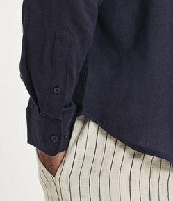 Camisa Comfort Básica em Linho Texturizado com Manga Longa