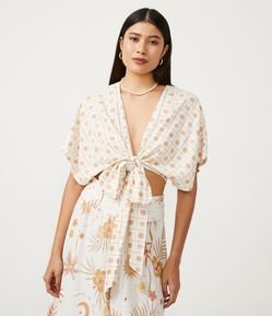 Blusa Cropped em Viscose com Amarração e Estampa de Sóis