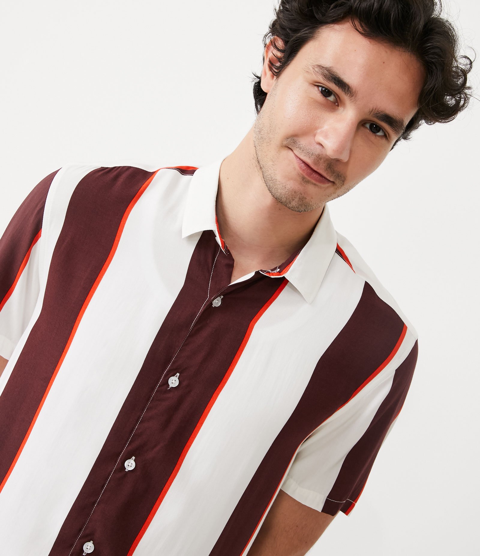 Camisa Slim em Viscose com Listras e Manga Curta Marrom 4