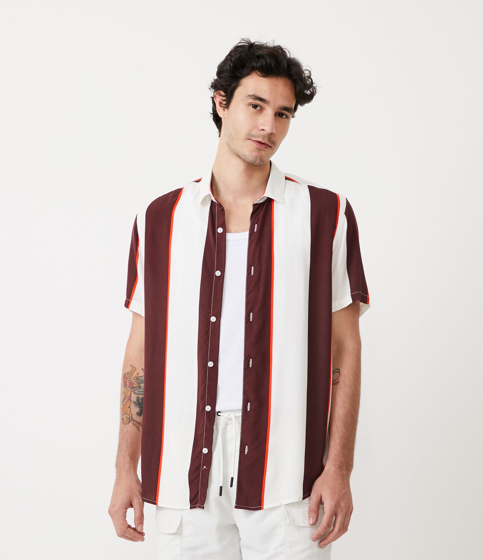 Camisa Slim em Viscose com Listras e Manga Curta Marrom 5
