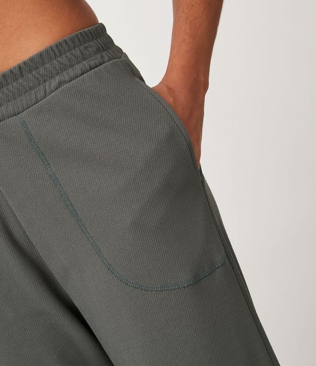 Pantalón Pantacourt en Poliamida Cintura Elástica y Textura Piquet Gris 4