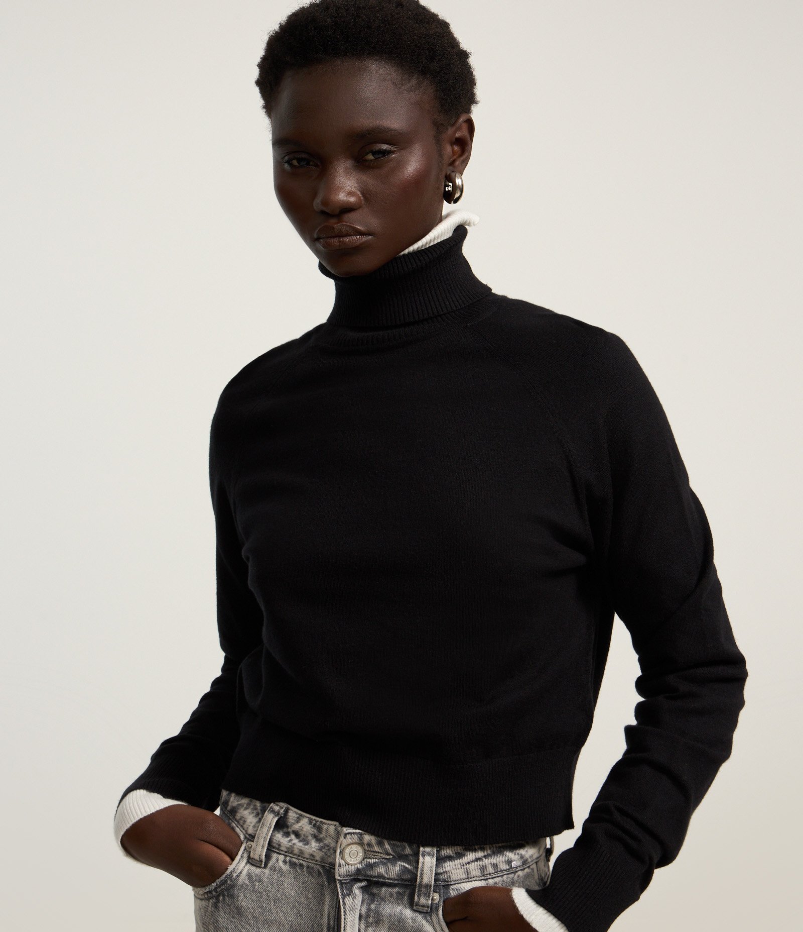 Blusa em Tricô com Gola Alta e Manga Longa Preto 3