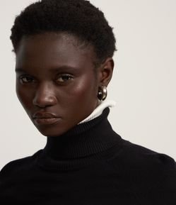 Blusa em Tricô com Gola Alta e Manga Longa