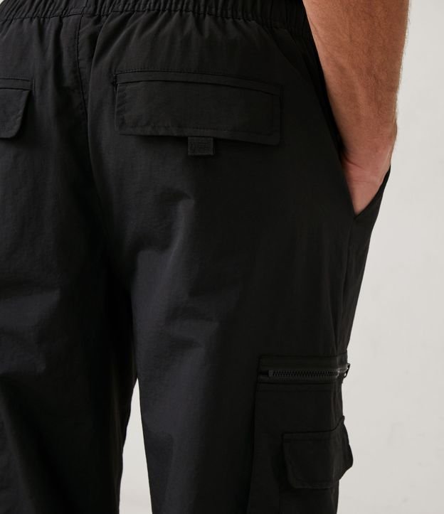Pantalón Jogger Cargo en Poliamida con Bolsillos Utilitarios Negro 6