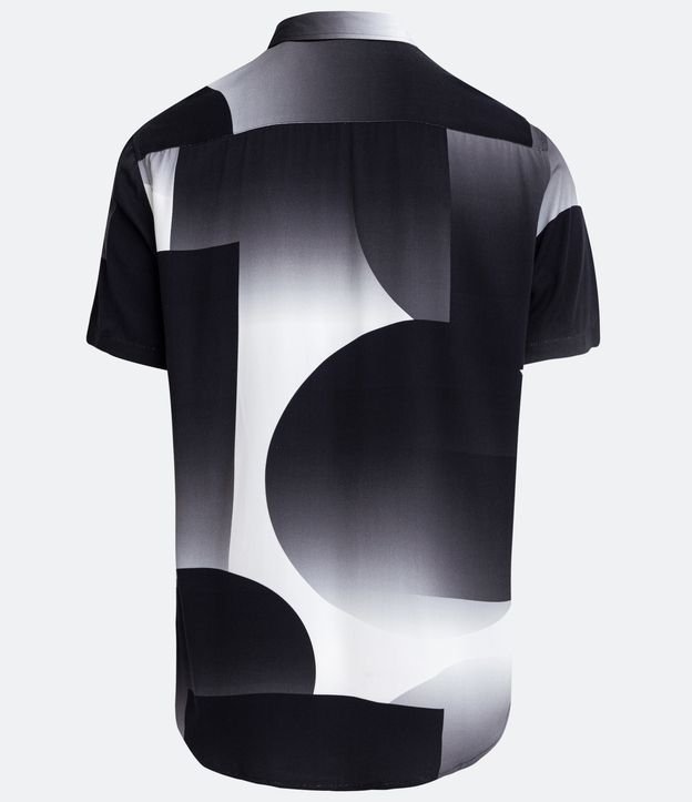 Camisa Comfort en Viscosa con Estampado Geométrica Degradado Negro 7