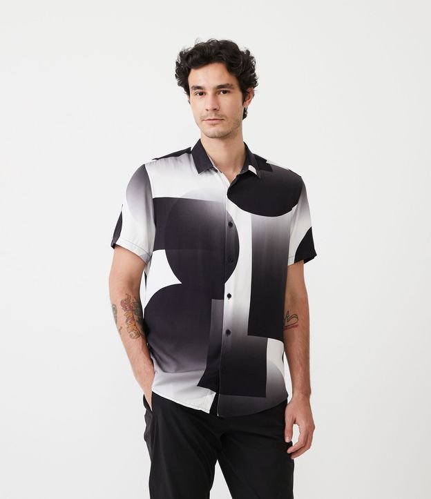 Camisa Comfort en Viscosa con Estampado Geométrica Degradado Negro 1