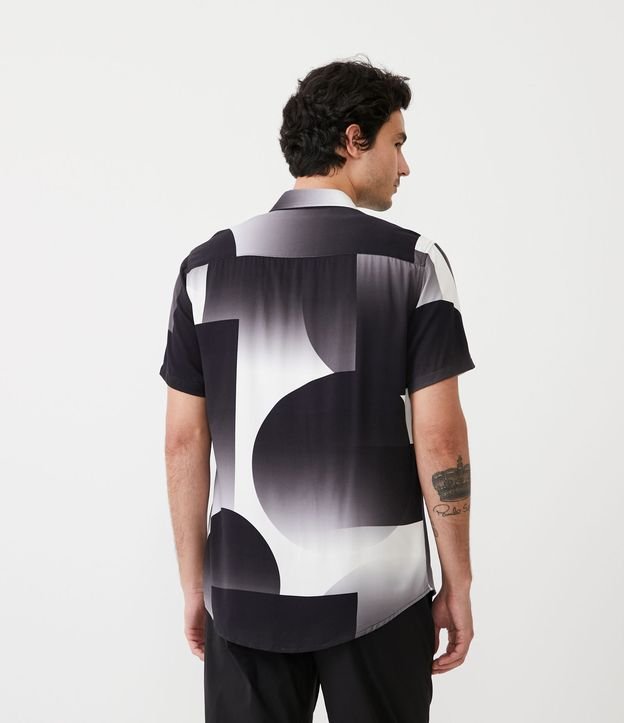 Camisa Comfort en Viscosa con Estampado Geométrica Degradado Negro 3