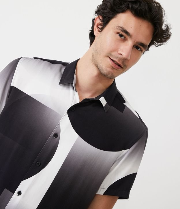 Camisa Comfort en Viscosa con Estampado Geométrica Degradado Negro 4