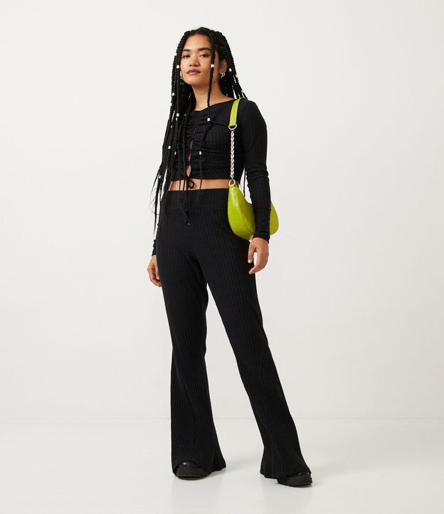 Blusa Cropped en Algodón Acanalado con Manga Larga y Detalle de Cordón Negro 2