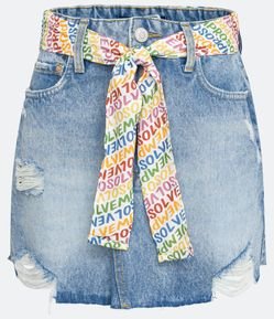 Saia Curta Jeans com Puídos com Lenço Estampa em Lettering