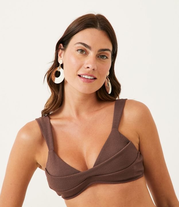 Bikini Top Texturizado con Detalle Drapeado Marrón 1