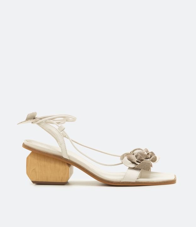 Sandália em Couro com Amarração e Salto Diferenciado