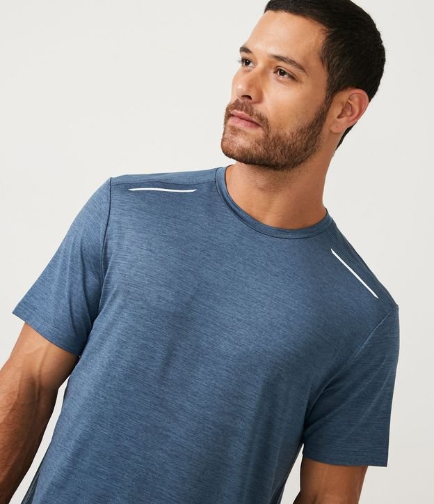 Camiseta Esportiva Básica em Dry Fit com Detalhes Refletivos Azul Escuro 4