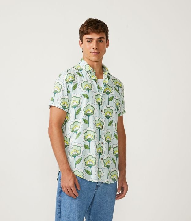 Camisa Regular em Viscose com Estampa de Flores Retrô - Cor: Verde - Tamanho: G