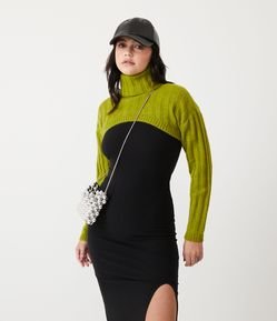Suéter Cropped em Tricô com Gola Alta e Manga Longa