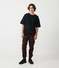 Calça Jogger em Sarja com Cós Elástico e Bolsos Cargo