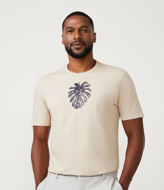 Camiseta Comfort em Algodão com Estampa Tropical Life - Cor: Marrom - Tamanho: P