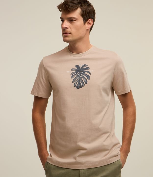 Camiseta Comfort em Algodão com Estampa Tropical Life Bege 1