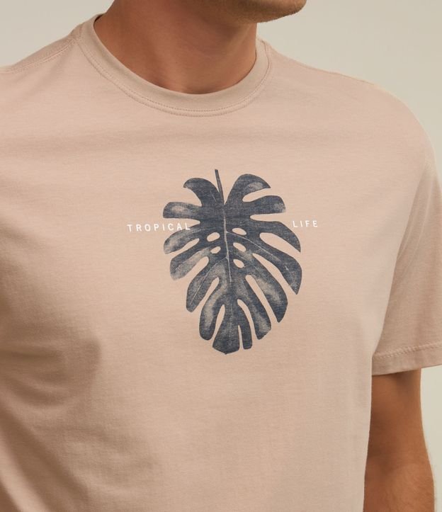 Camiseta Comfort em Algodão com Estampa Tropical Life Bege 2