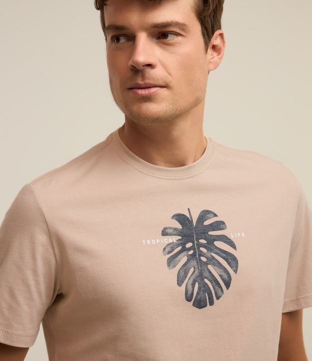 Camiseta Comfort em Algodão com Estampa Tropical Life Bege 4