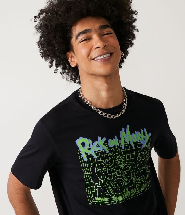 Camiseta Regular com Estampa Rick and Morty Brilha no Escuro - Cor: Preto - Tamanho: M