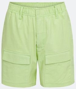 Bermuda em Viscose com Bolsos Utilitários