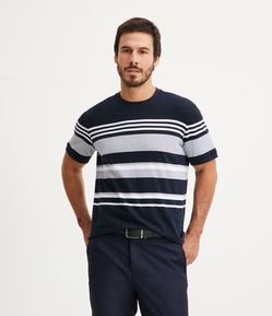Camiseta Regular em Algodão com Textura Listras e Blocos Contrastantes