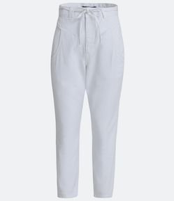 Calça Mom em Sarja com Cinto Cordão e Recortes