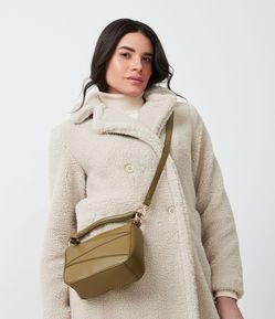 Bolsa Satchel com Alça de Mão Estruturada e Recortes Contrastantes