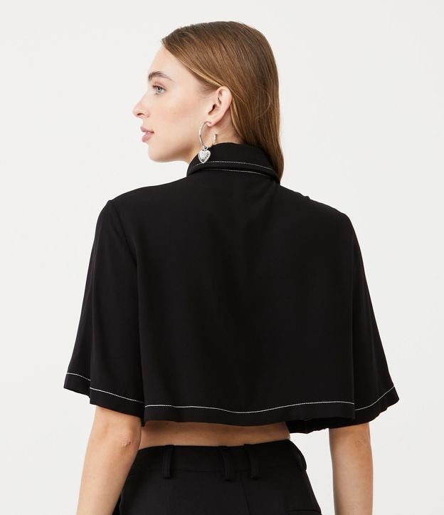 Camisa Cropped en Viscosa con Manga Corta y Pespuntos Contrastantes Negro 4