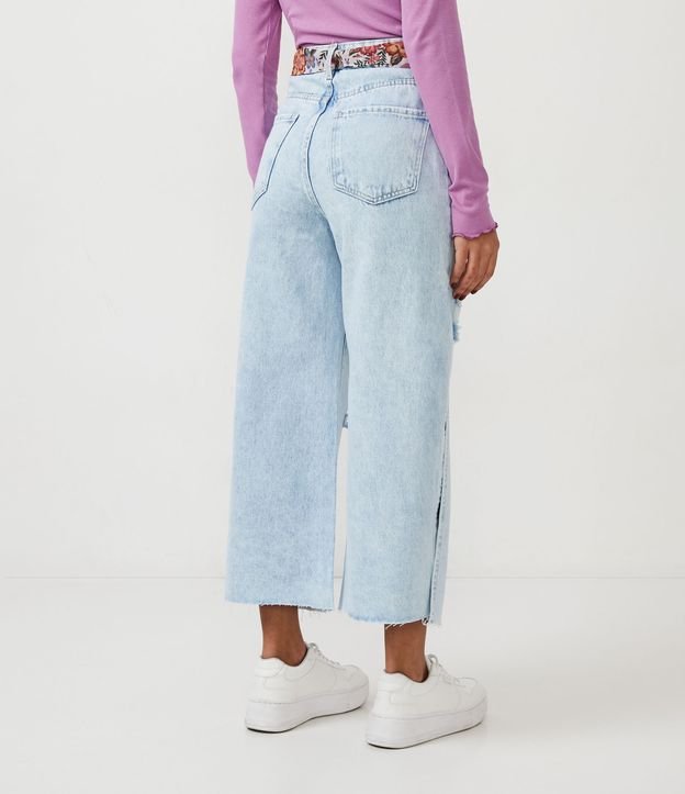 Calça Pantacourt Jeans com Fenda Lateral e Cinto Floral Azul 3