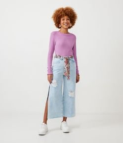 Calça Pantacourt Jeans com Fenda Lateral e Cinto Floral