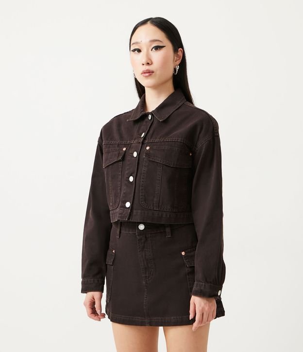 Campera Cropped en Sarga con Bolsillos Grandes Marrón 1