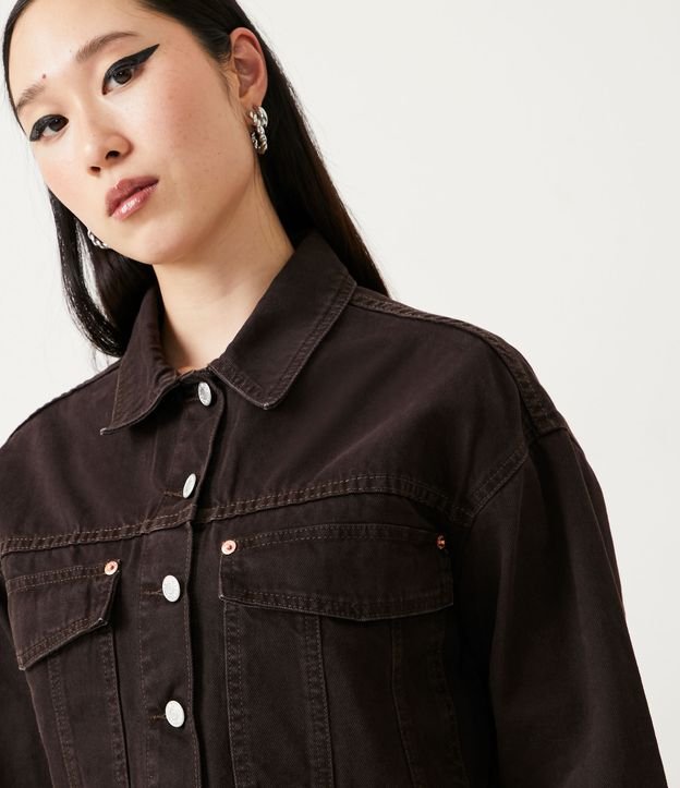 Campera Cropped en Sarga con Bolsillos Grandes Marrón 4