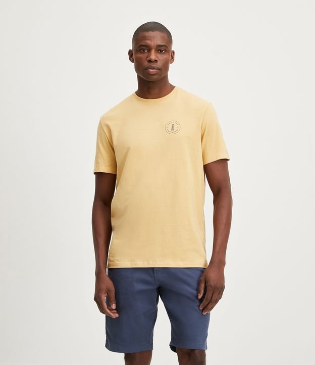 Remera Comfort en Algodón con Estampado Faro Marrón 1