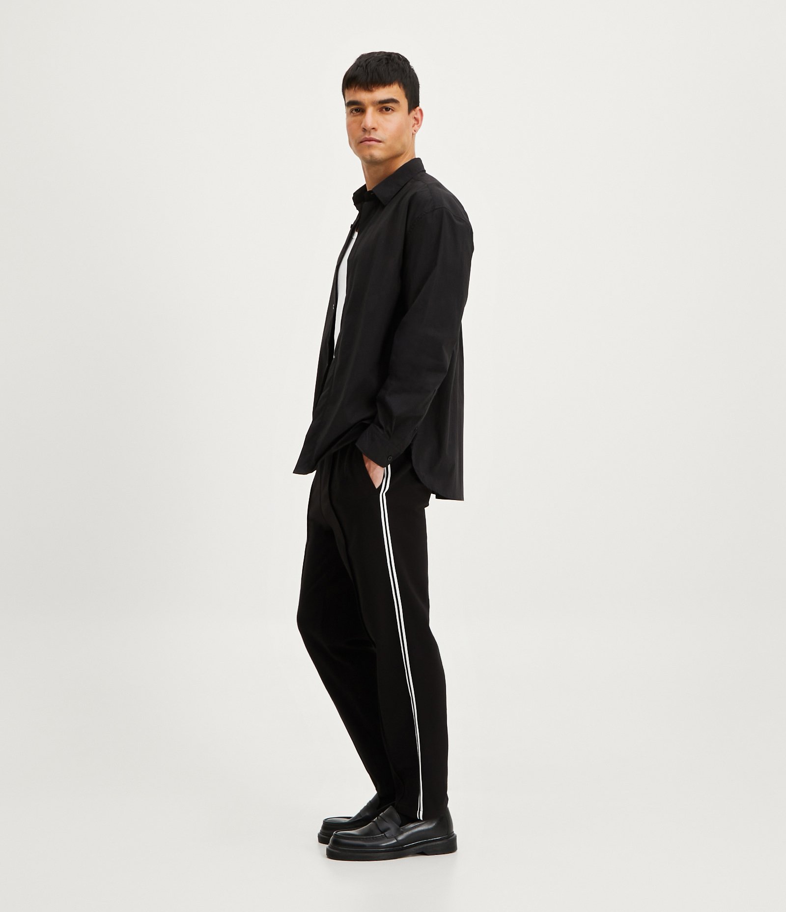 Calça Cropped em Viscose com Recortes e Listras Laterais Preto 1