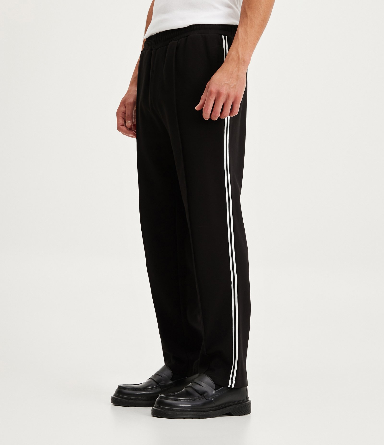 Calça Cropped em Viscose com Recortes e Listras Laterais Preto 2