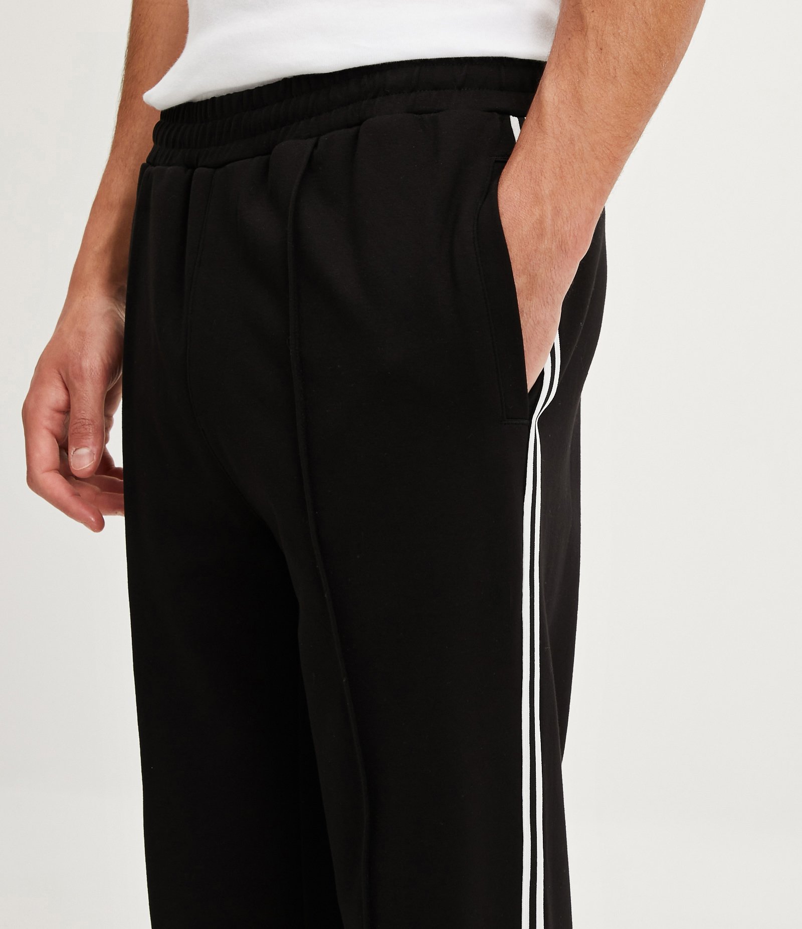 Calça Cropped em Viscose com Recortes e Listras Laterais Preto 4