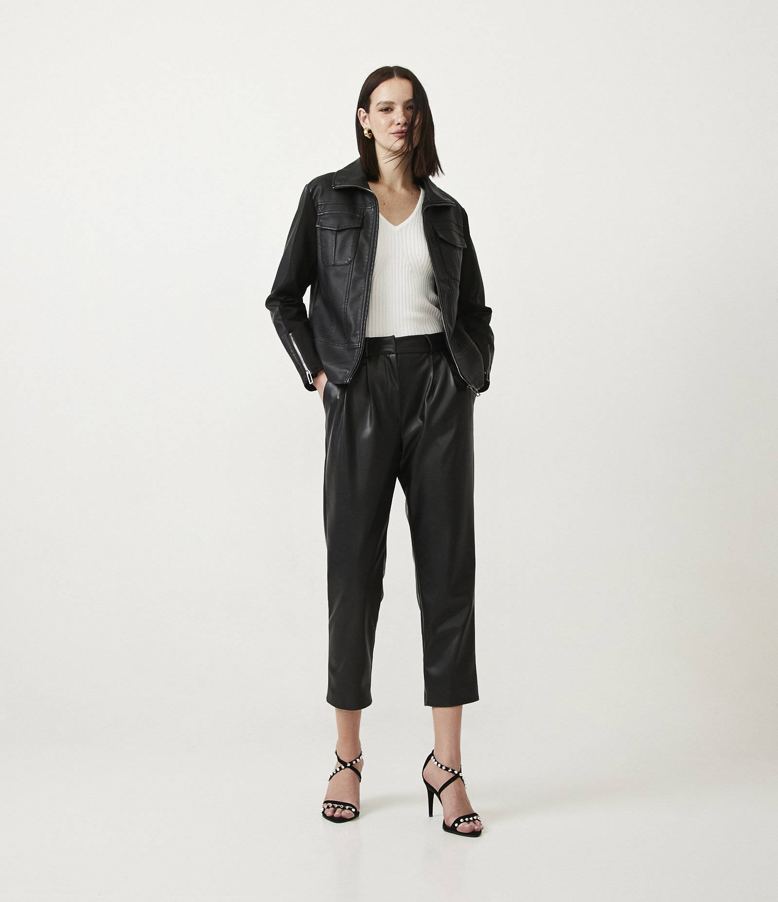 Calça Cenoura com Pregas Frontais Preto 1