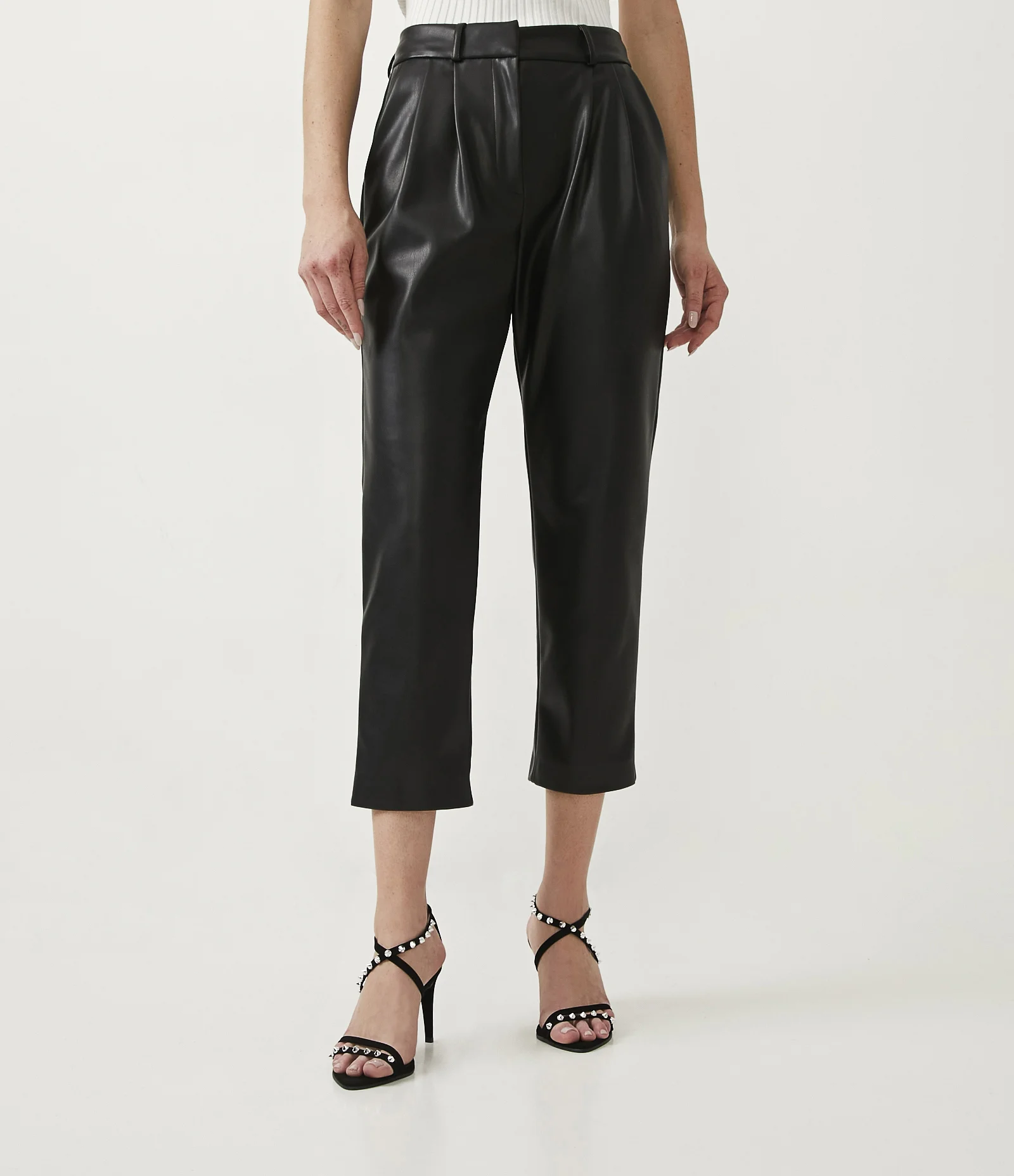 Calça Cenoura com Pregas Frontais Preto 2