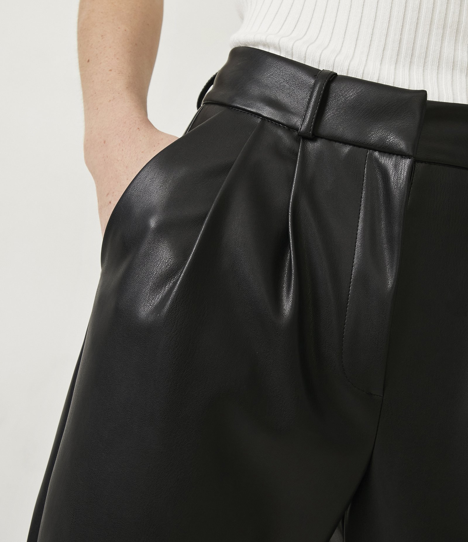 Calça Cenoura com Pregas Frontais Preto 3