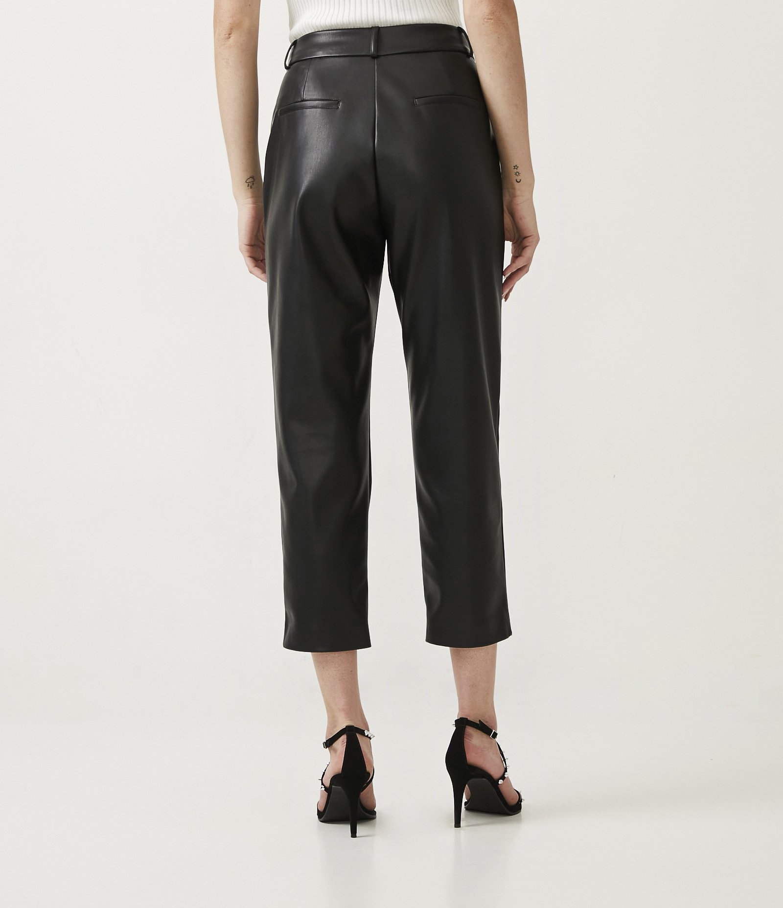 Calça Cenoura com Pregas Frontais Preto 4