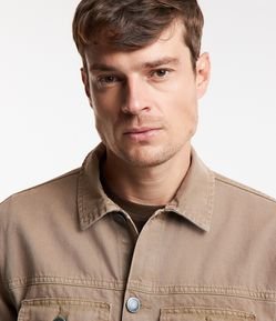 Jaqueta Trucker em Sarja com Bolsos