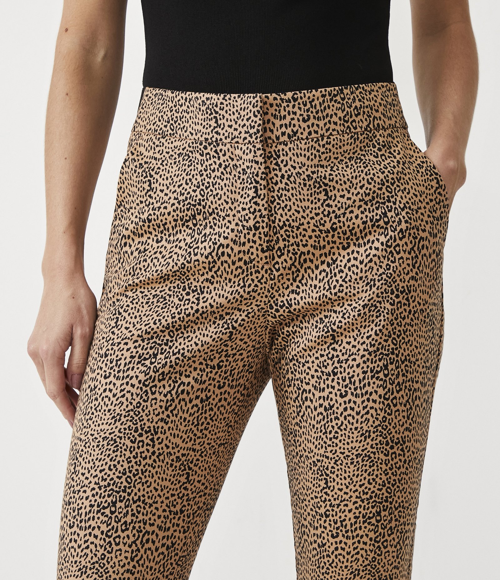 Calça Cigarrete em Algodão Satin com Elástico e Estampa Animal Print Onça Marrom/Preto 2