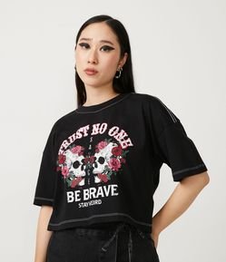 Blusa Cropped en Media Malla con Estampado Skull Trust No One