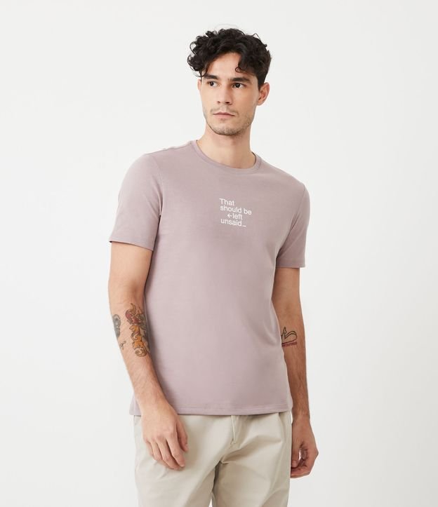 Camiseta Slim em Algodão com Estampa de Lettering e Manga Curta - Cor: Rosa Violeta - Tamanho: M