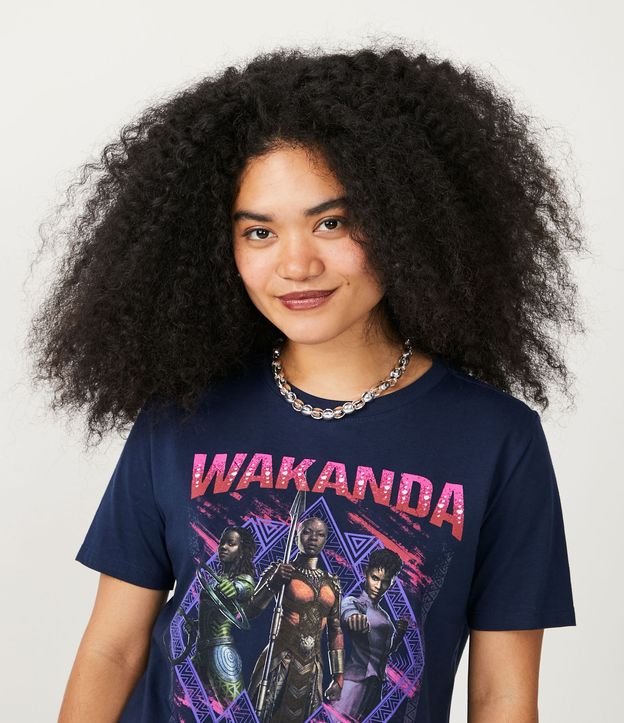 Blusa Alargada en Media Malla con Estampado Wakanda Forever Azul 5